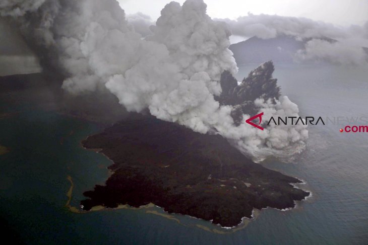 Gunung Anak Krakatau Masih Keluarkan Asap Hitam Tebal