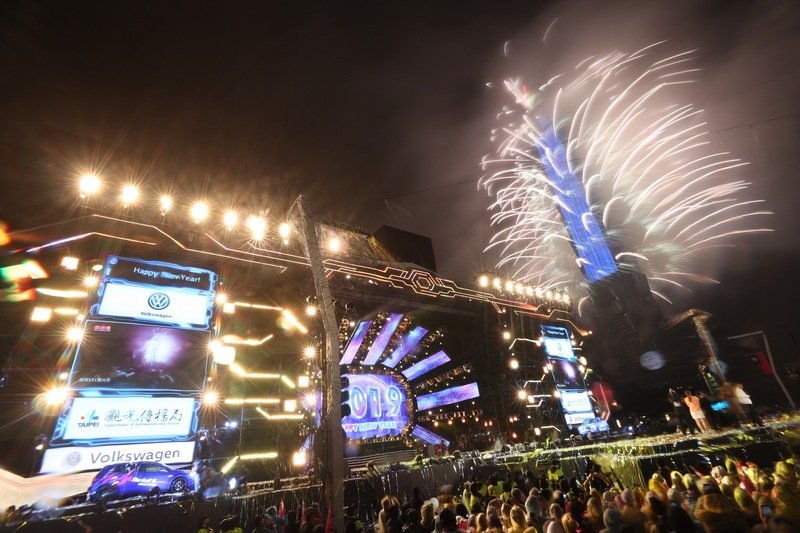 Kembang Api Perayaan Malam Tahun Baru 2019