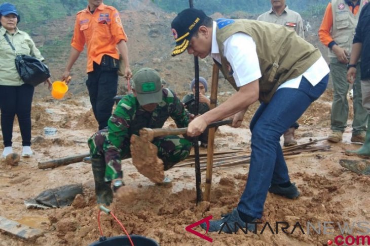1.500 Bibit Pohon Ditanam di Lokasi Longsor