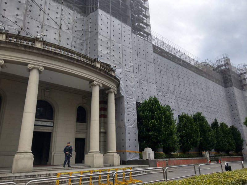 Dinding Luar Gedung Istana Kepresidenan Tengah Dibersihkan Sambut Usia ke 100 Tahun