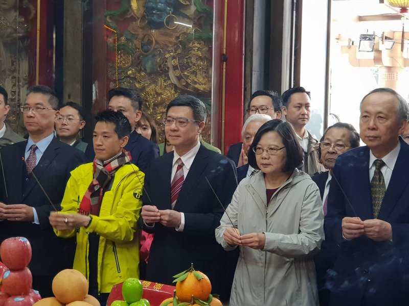 Hari Pertama Tahun Baru Imlek  Presiden Tsai Ing-wen Bagikan Kantong Keberuntungan