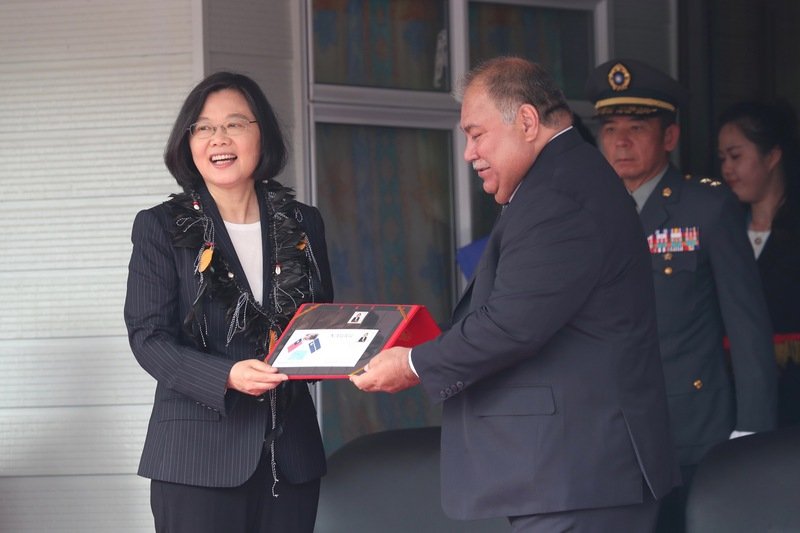 Untuk Sahabat Terbaik, Presiden Tsai Serahkan Lencana Kehormatan Kepada Presiden Nauru