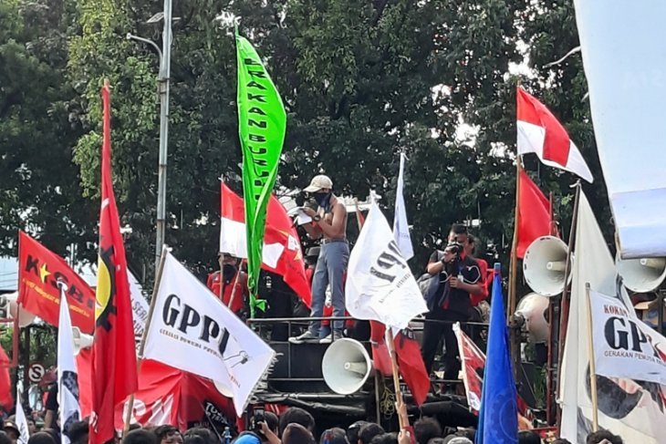 Ekonom: Buruh Harusnya Perjuangkan Jaminan Jangka Panjang, Bukan Upah