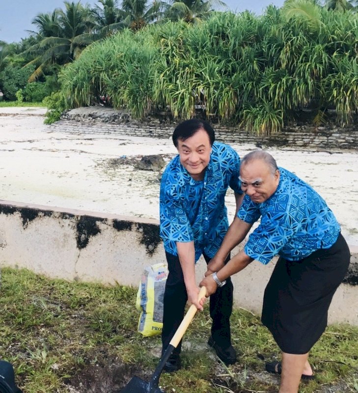 Su Jia-chyuan Bersama Tebuai Uaai Tanam Tunas Kelapa