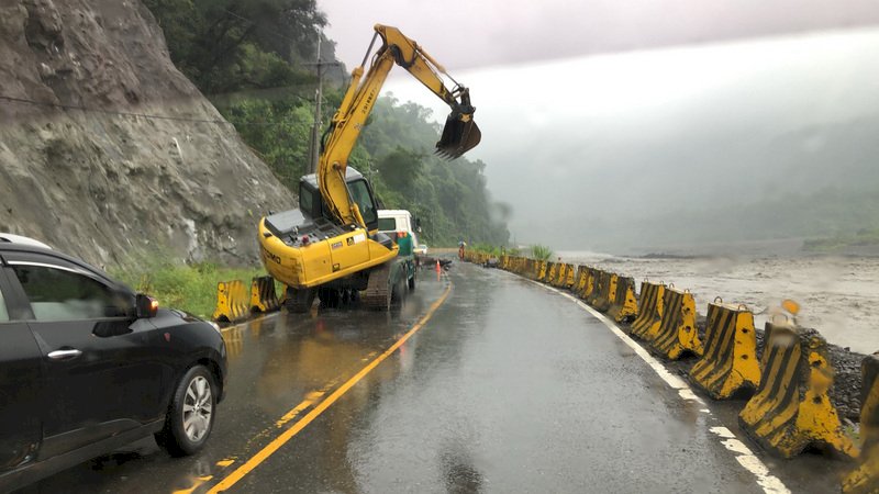 Batu Longsor Usai Taifun di Taoyuan District Kaoshiung