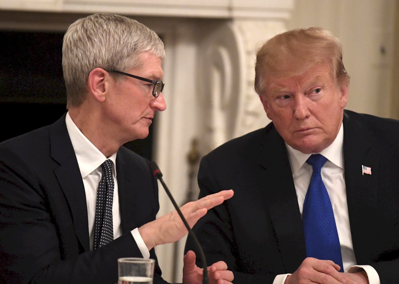 Presiden Donald Trump Beri Prediksi kepada Tim Cook Bahwa Apple Akan Menanam Investasi Skala Besar di Amerika