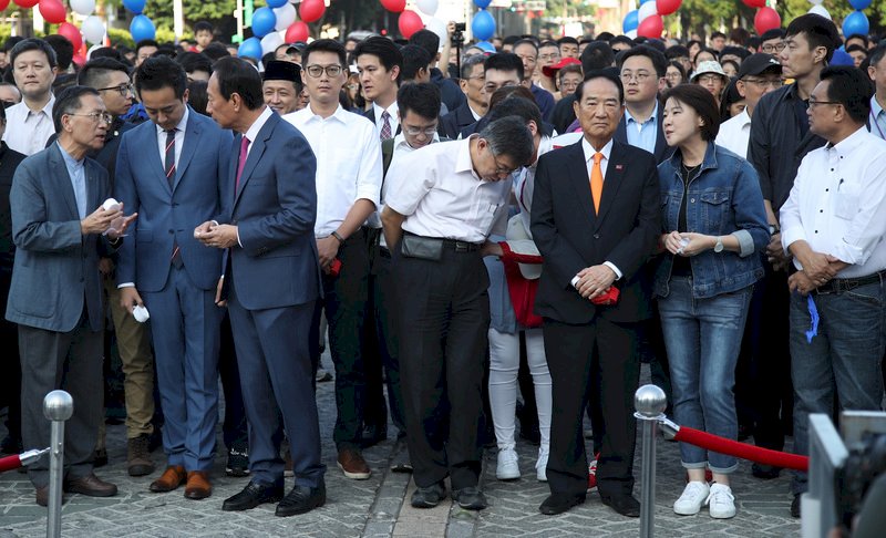 Ko Wen-je, Terry Gou dan James Soong Mengikuti Upacara Pengibaran Bendera di Alun-Alun Pemerintah Kota Taipei