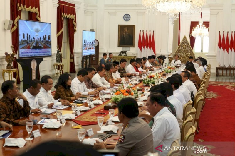 Jokowi beri waktu sebulan kumpulkan regulasi penghambat investasi