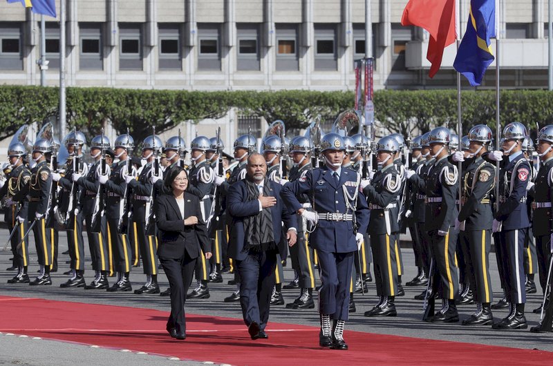 Upacara Kemiliteran Menyambut Presiden Nauru  Presiden Tsai : Hubungan Taiwan – Nauru Solid