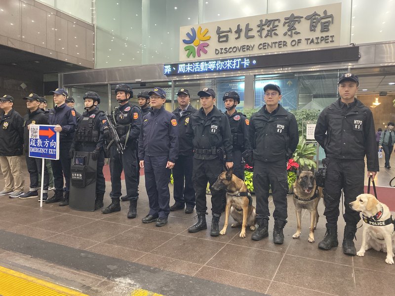 Siap Siaga Pasukan Keamanan Pesta Malam Pergantian Tahun Baru