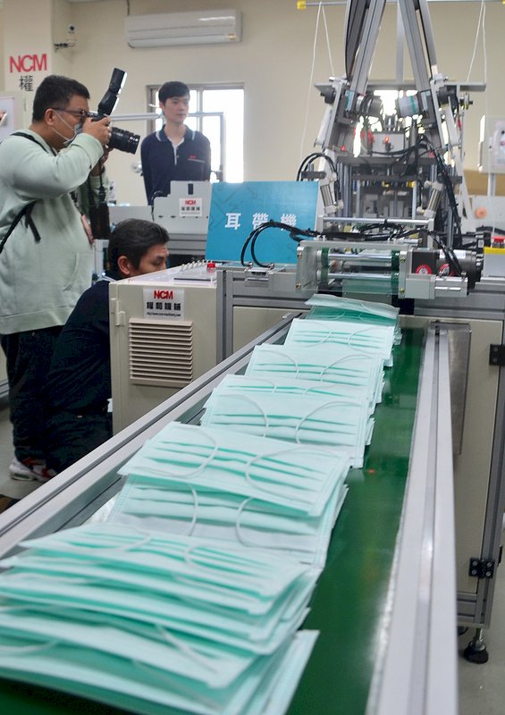 Lini Baru Produksi Masker Mulut   PM Su: Produksi Harian Capai 10 Juta Helai