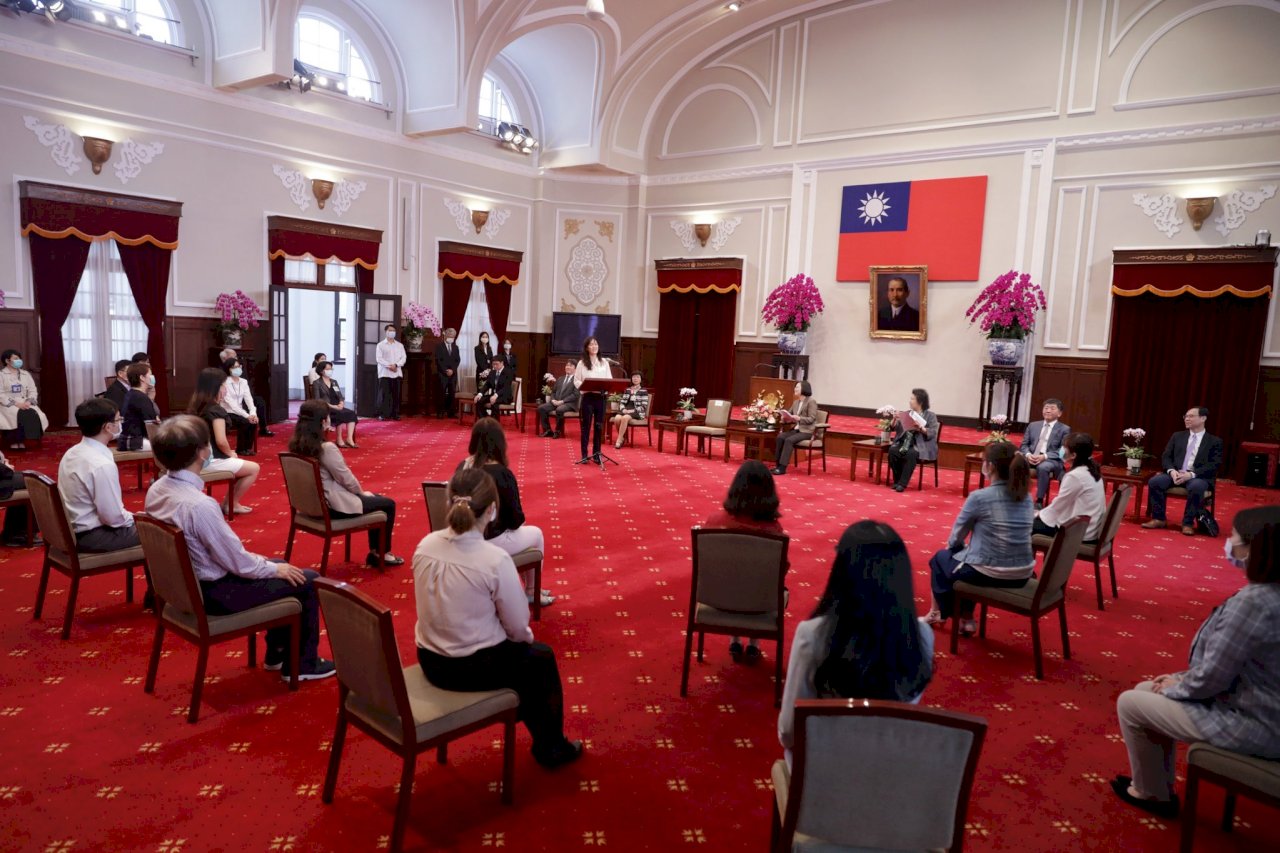 Presiden Tsai Ing-wen Lakukan Pemeriksaan Suhu Tubuh Dua Kali Sehari