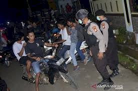 Polisi Terus Bubarkan Kerumunan Massa Antisipasi Covid-19