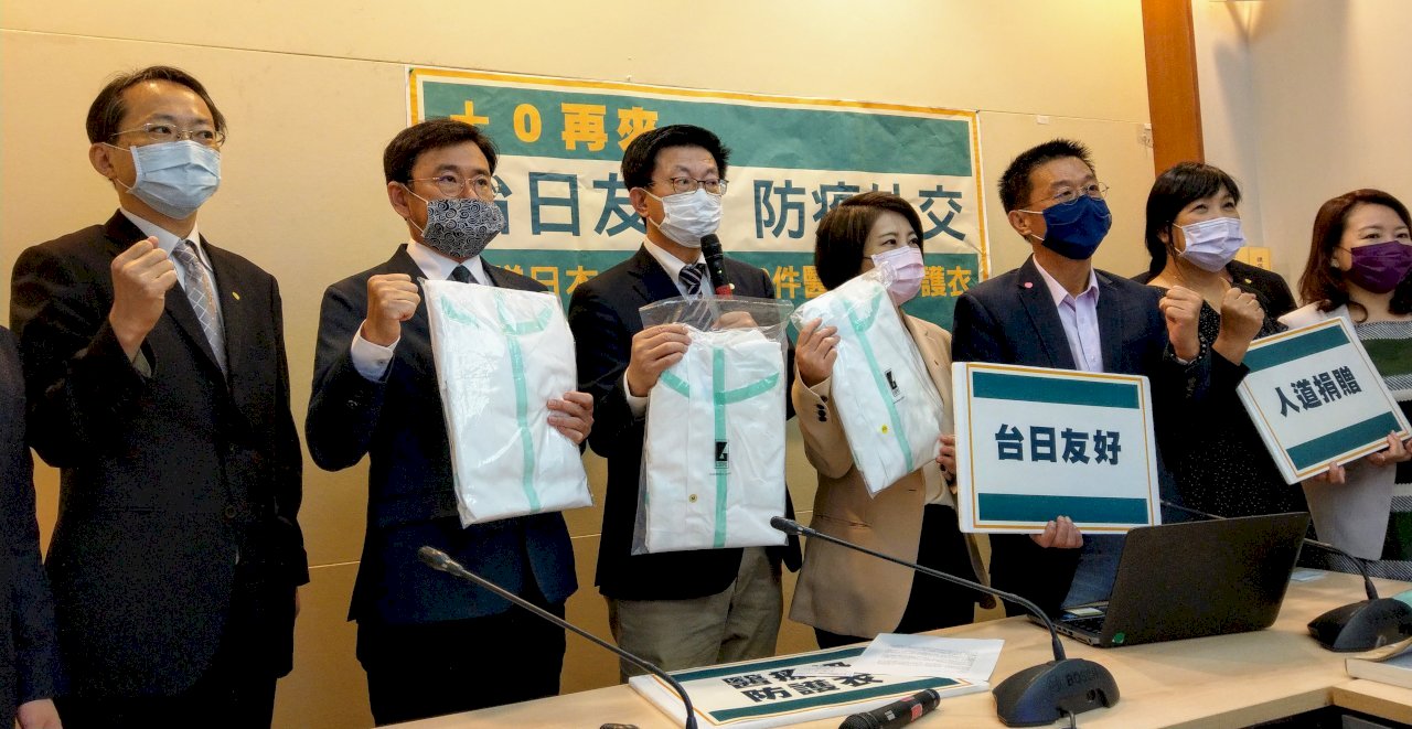 Anggota Legislator Taiwan Menyumbangkan 2.300 Pakaian Pelindung ke Osaka Jepang