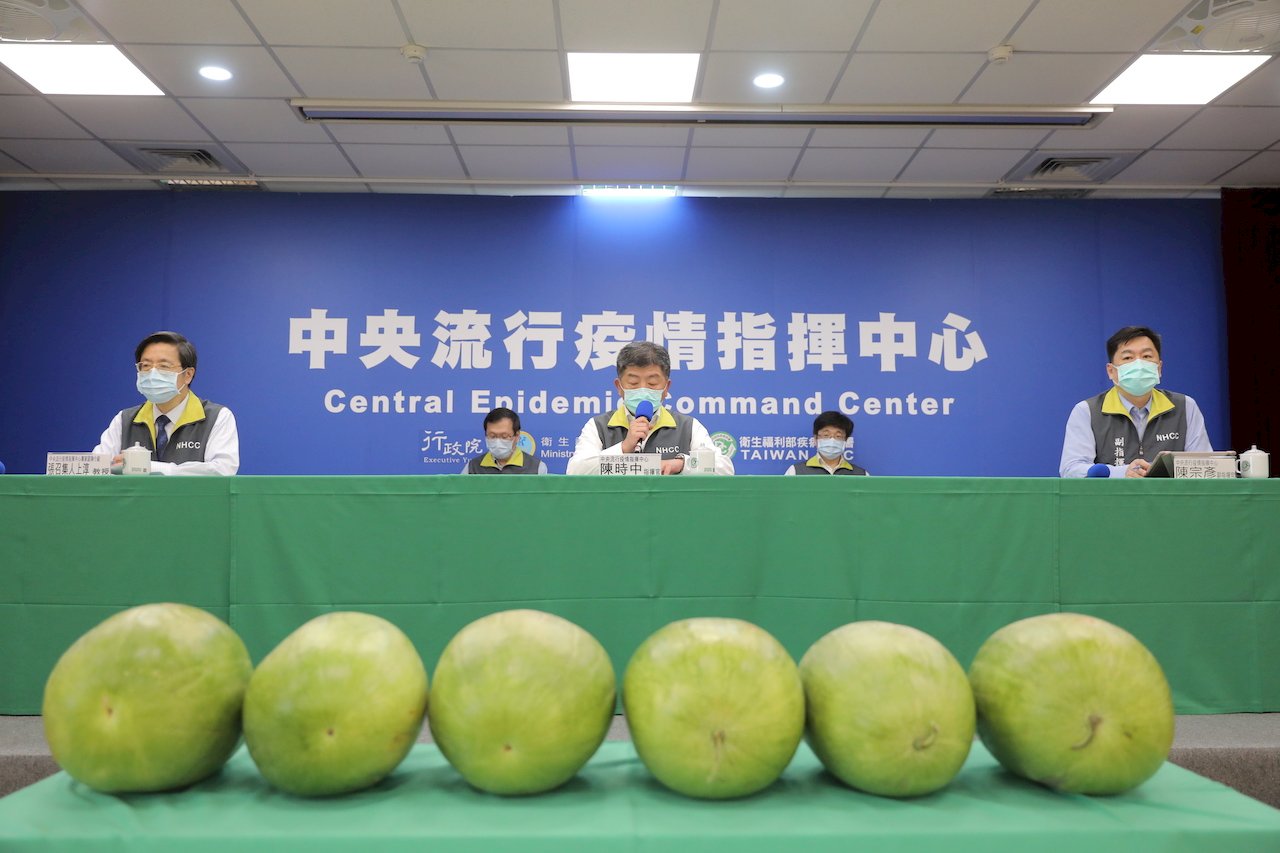 6 Semangka Besar Lambangkan 6 Hari “0” Kasus COVID-19 di Taiwan