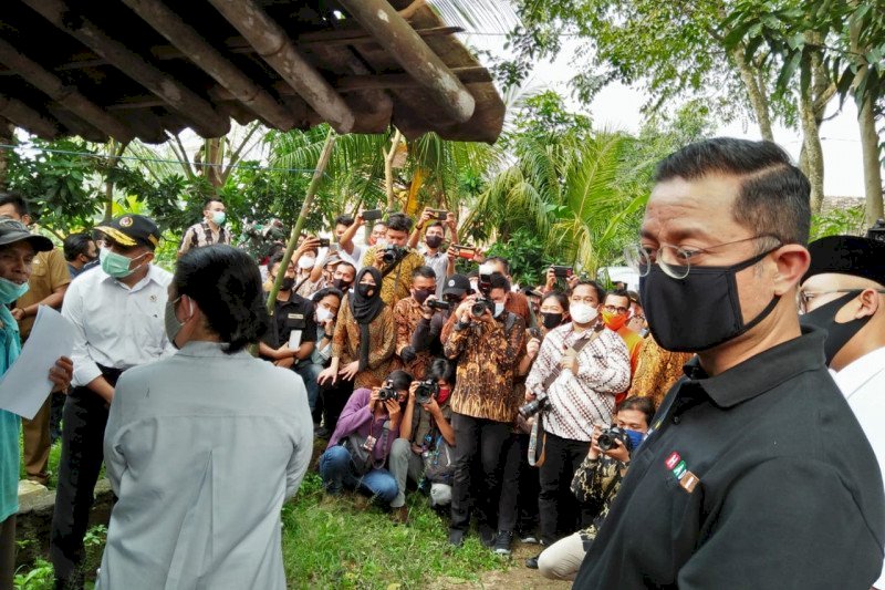 Mensos Serahkan Bantuan ke Warga Tangerang Terdampak COVID-19