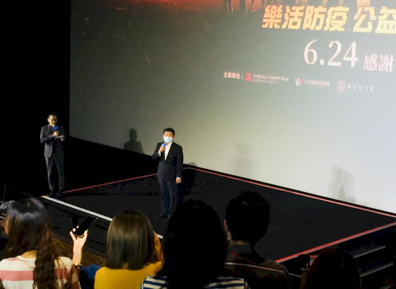 Menkes menonton film di bioskop untuk mempromosikan kehidupan normal baru