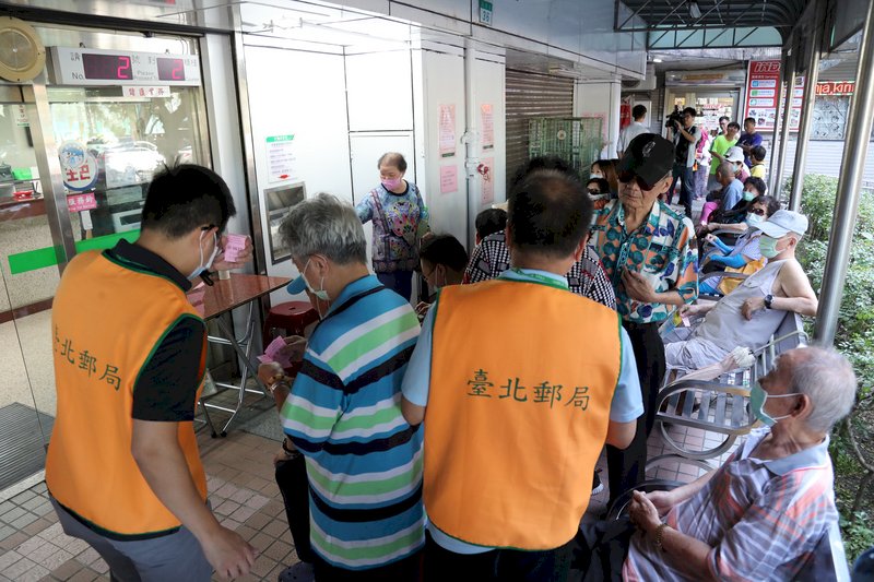 Pegawai kantor pos lembur untuk mempercepat penanganan peredaran Kupon Revitalisasi