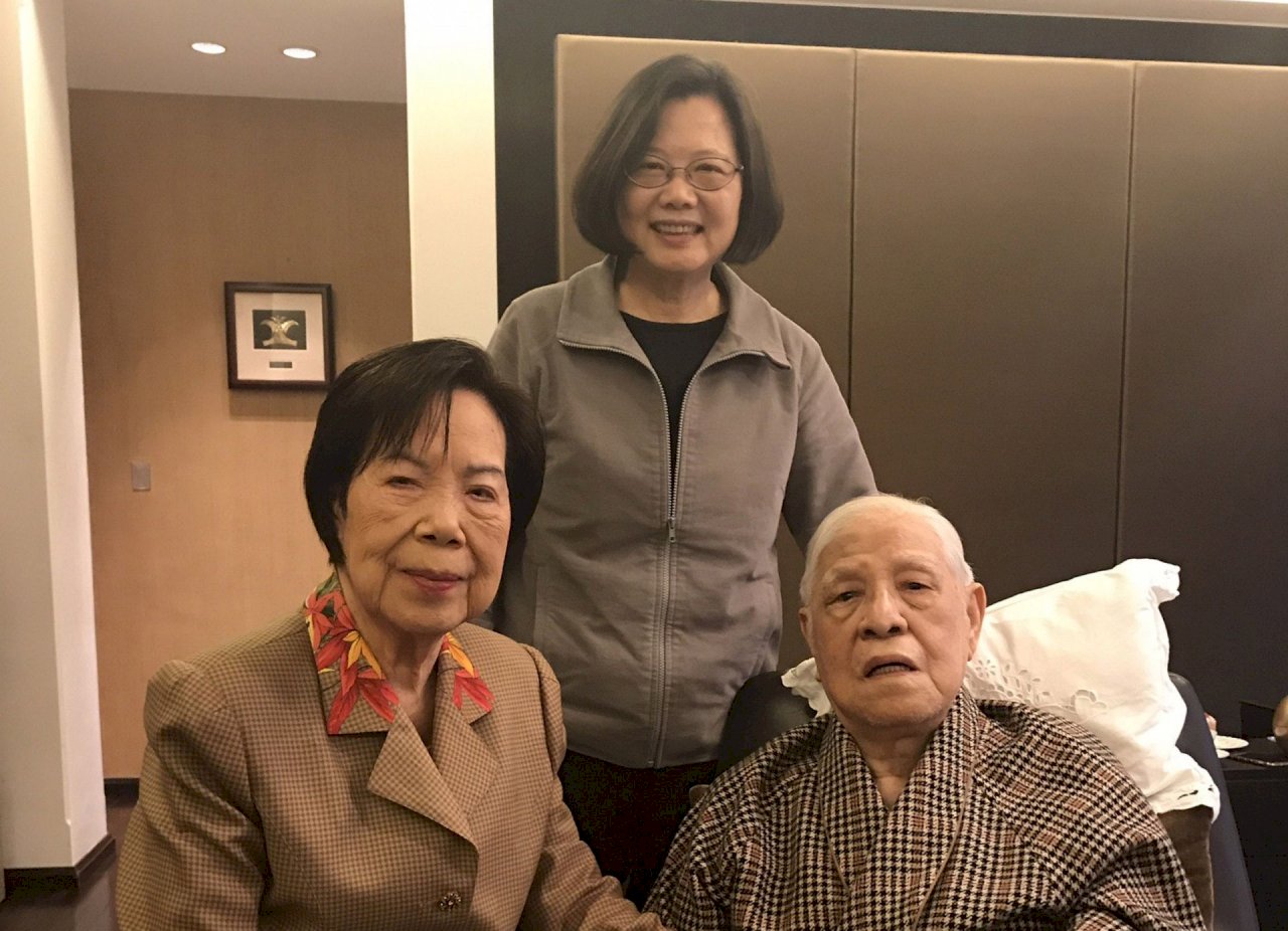 Presiden Tsai Ing-wen Beserta Rombongan Membesuk Mantan Presiden Lee Teng-huei