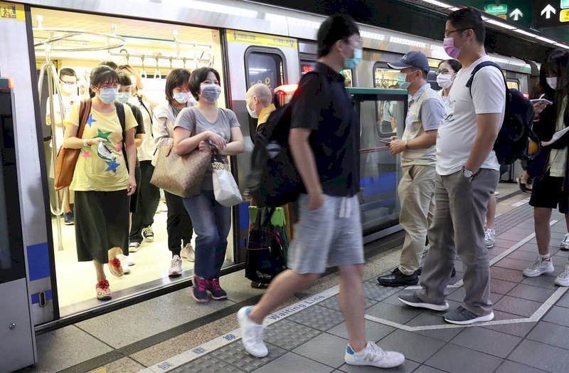 Pandemi COVID-19 Kembali Memanas, Warga Diwajibkan Menggunakan Masker Saat Menaiki MRT Kota Taipei