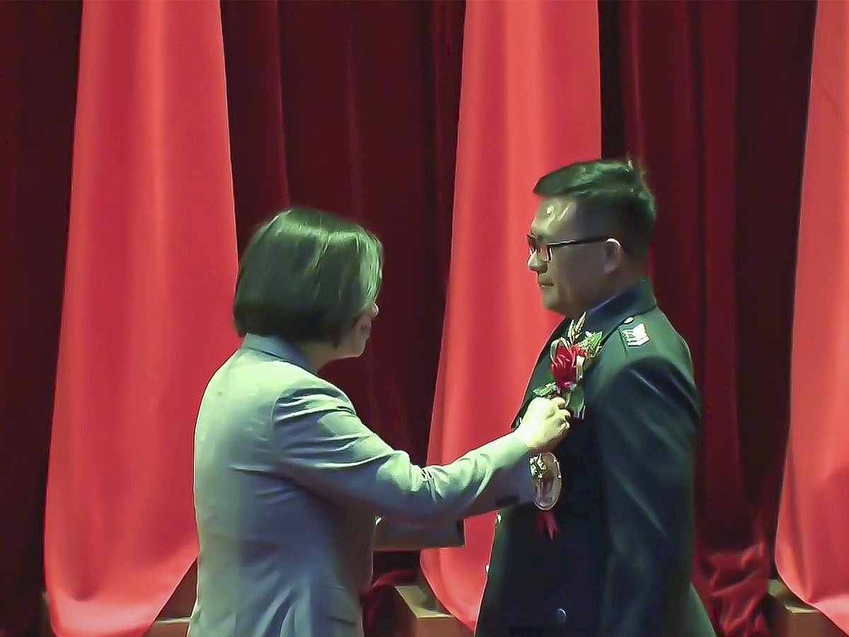 Presiden Tsai: Berdiri Bersama Tentara Nasional Hadapi Kesulitan Apapun
