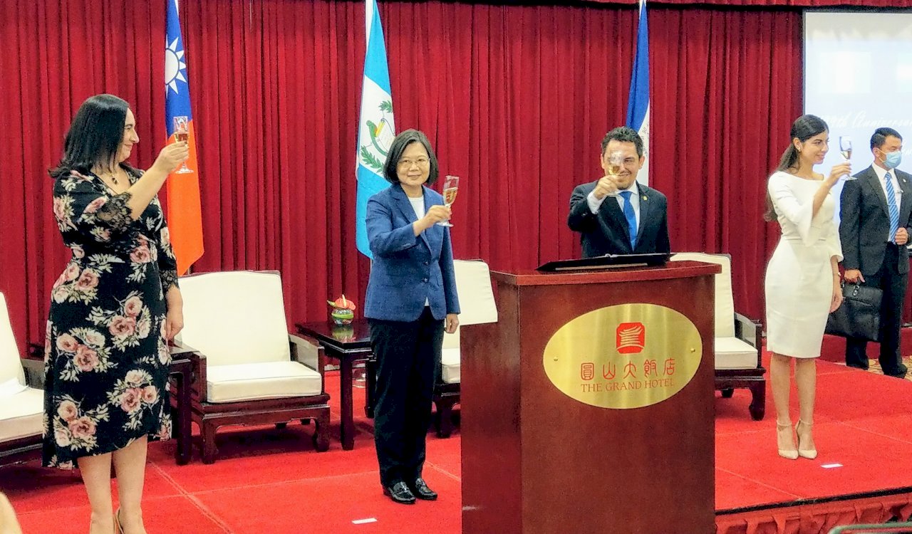 Presiden Tsai: Taiwan Tidak akan Menundukkan Kepala Kepada Kekuatan Asing