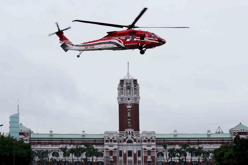 Geladi HUT ROC  Helikopter “Elang Merah” Bertengger di Atas Istana Presiden