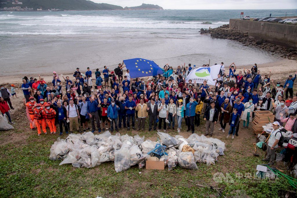 EPA, Misi UE di Taiwan Mengumpulkan 400 Kg Sampah dalam Aksi Pembersihan Pantai