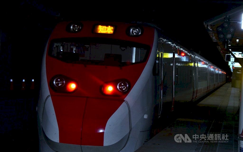 Uji Coba Pertama Operasi Kereta Api Listrik di Jalur Selatan dengan Lancar Diselesaikan