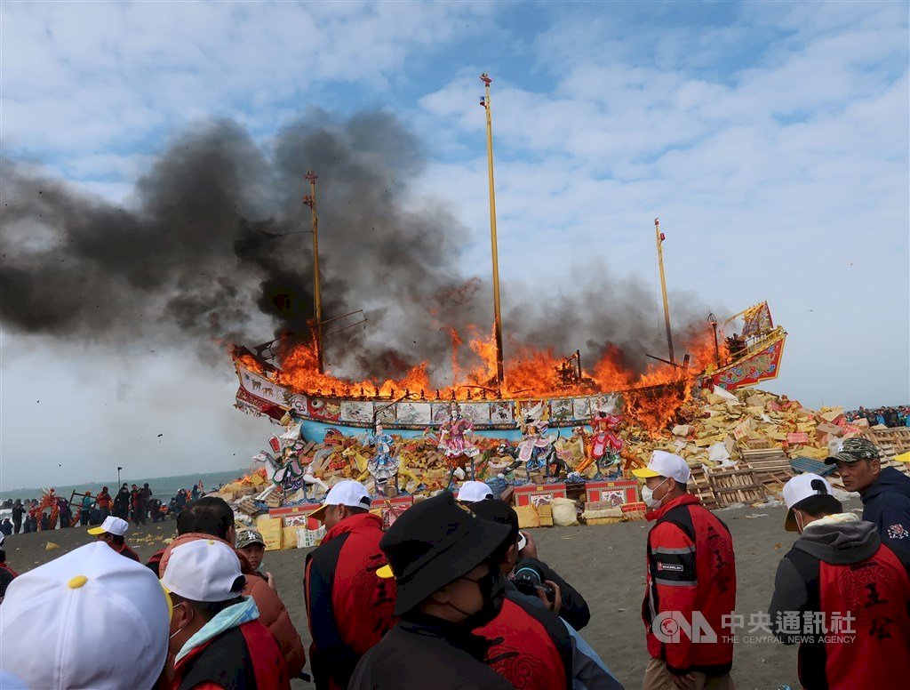 10.000 Orang Saksikan Ritual Pembakaran 