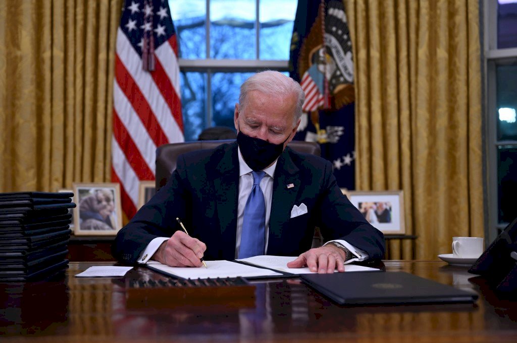 Hari Pertama Menjabat Presiden, Joe Biden Menginstruksikan Penggunaan Masker dan Bergabung Kembali Perjanjian Iklim Paris