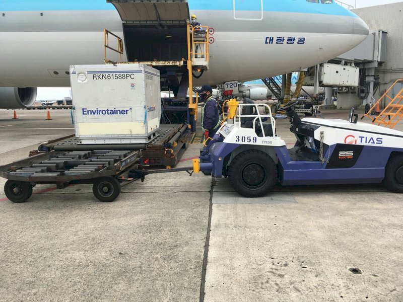Vaksin AZ Tiba di Bandara Taoyuan  MOHW Kerahkan Tim Inspeksi untuk Penyegelan