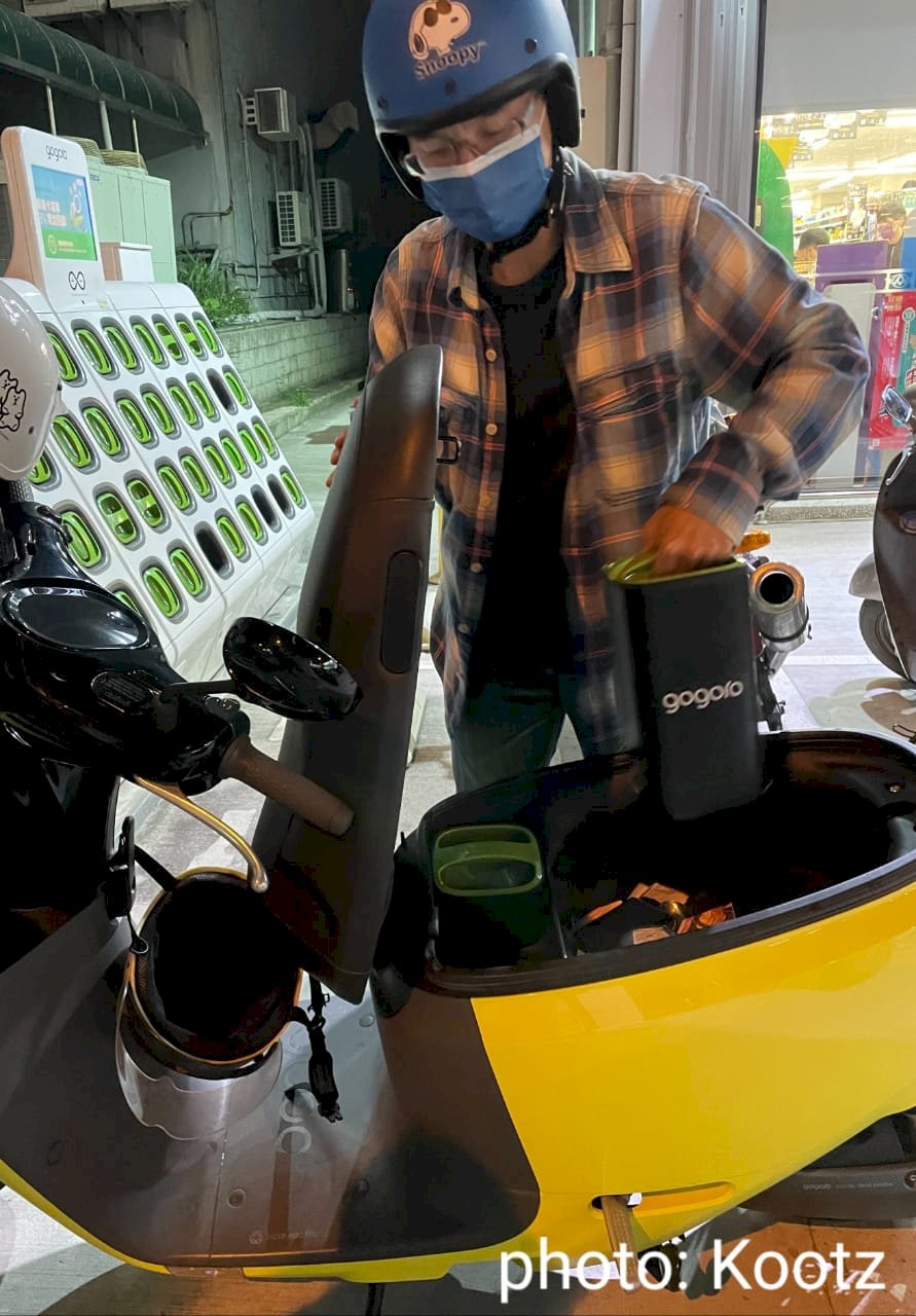 Skuter Listrik Taiwan, Dari Baterai Kosong Isi Sampai Baterai Penuh Tak Sampai Satu Menit