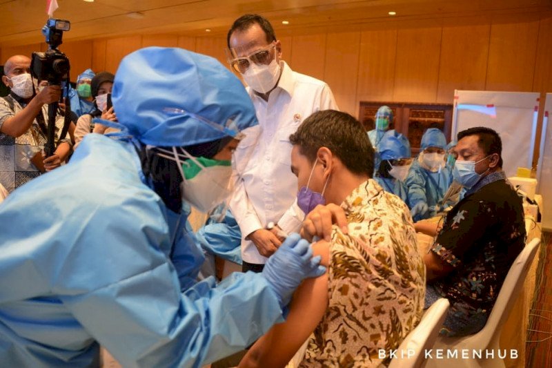 Menhub Tinjau Pelaksanaan Vaksinasi Pegawai Kemenhub