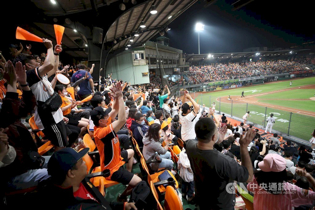 Stadion Tainan Dipadati Penggemar dalam Pembukaan Musim Bisbol Profesional
