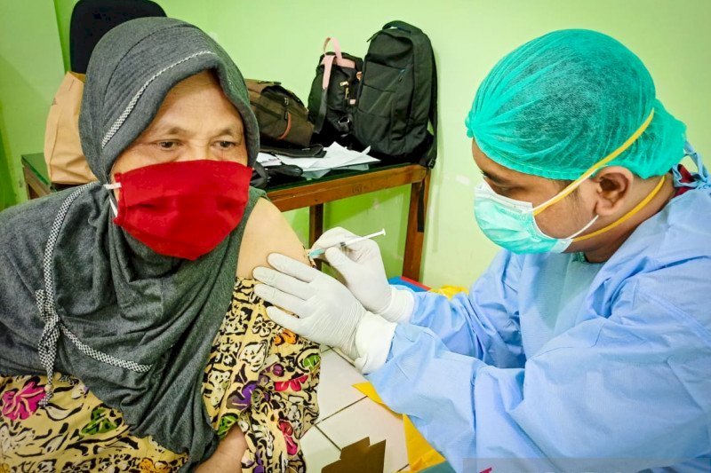 Menkes Ingatkan Tetap Patuhi Protokol Kesehatan Setelah Vaksin