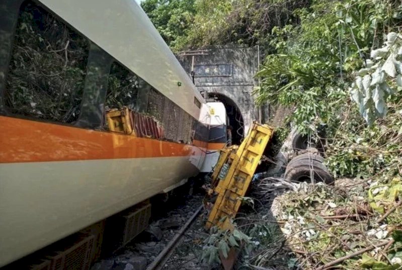 Tragedi Taroko Express/ Mobil Konstruksi Tergelincir Jatuh ke Badan Rel Sebelum Ditabrak KA Taroko Express 408