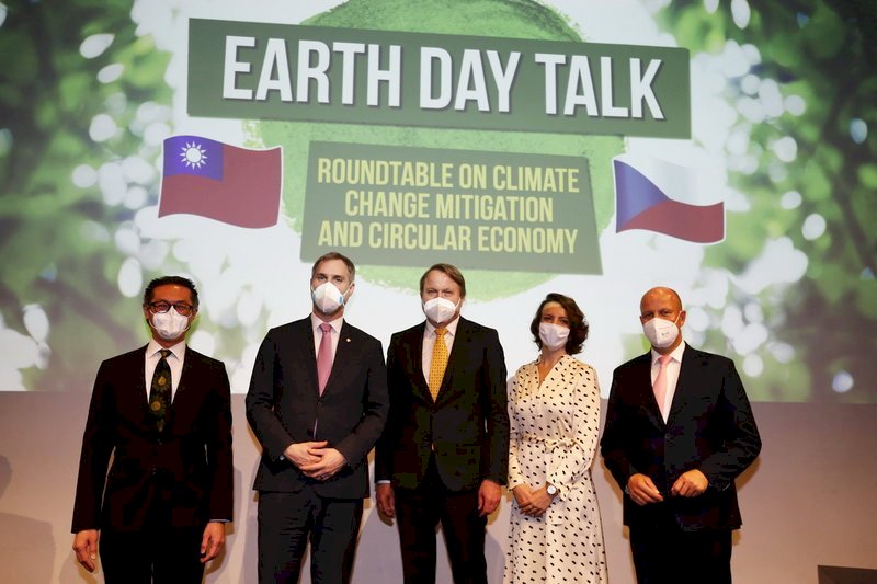 Hari Bumi Sedunia, Taiwan-Praha Gelar Dialog Isu Kebijakan Ramah Lingkungan