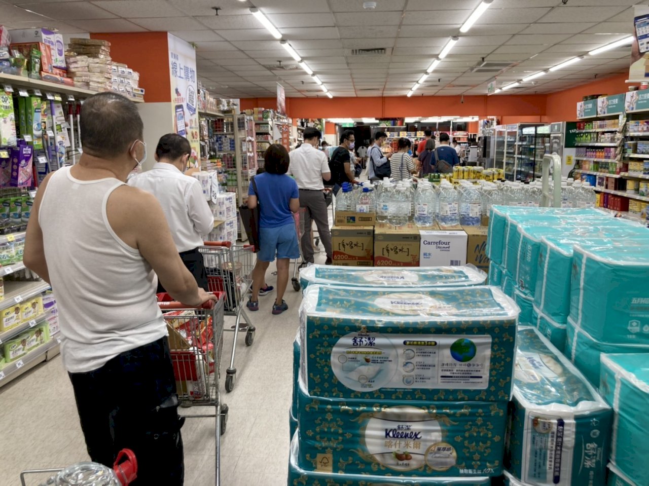 Supermarket Diserbu, Kementerian Ekonomi: Persediaan Masih Mencukupi