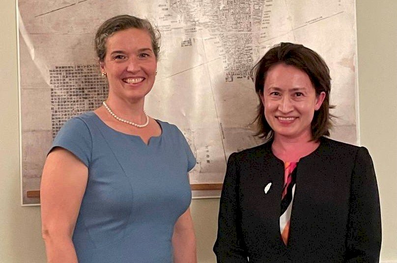 Direktur AIT Baru Sandra Oudkirk Bertemu dengan Hsiao Bi-khim di Washington
