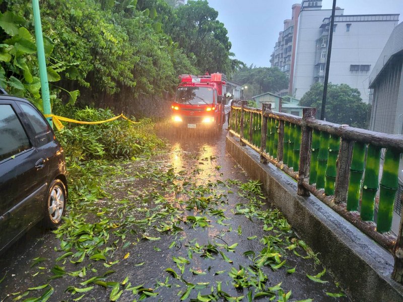 Taifun Infa Tidak Menimbulkan Bencana Besar  Pemda Taipei Imbau Masyarakat Tetap Waspada