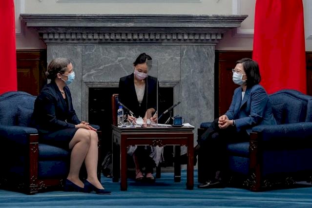 Presiden Tsai Ing-wen Menyambut Kedatangan Ketua AIT yang Baru-Sandra Oudkirk