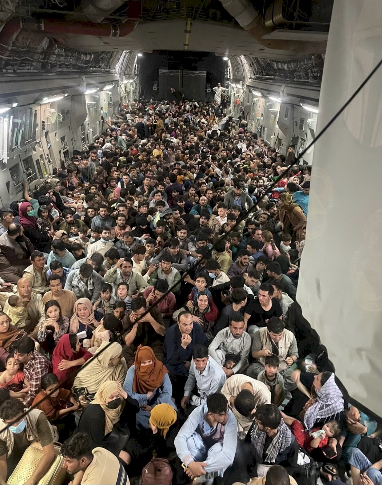 Pesawat Angkut Amerika jenis C-17 Melakukan Evakuasi dan Mengangkut Sebanyak 823 Orang