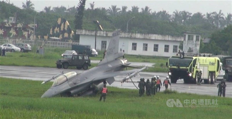 Pesawat Militer F-16 Tergelincir Saat Hendak Lepas Landas dari Bandara Pingtung