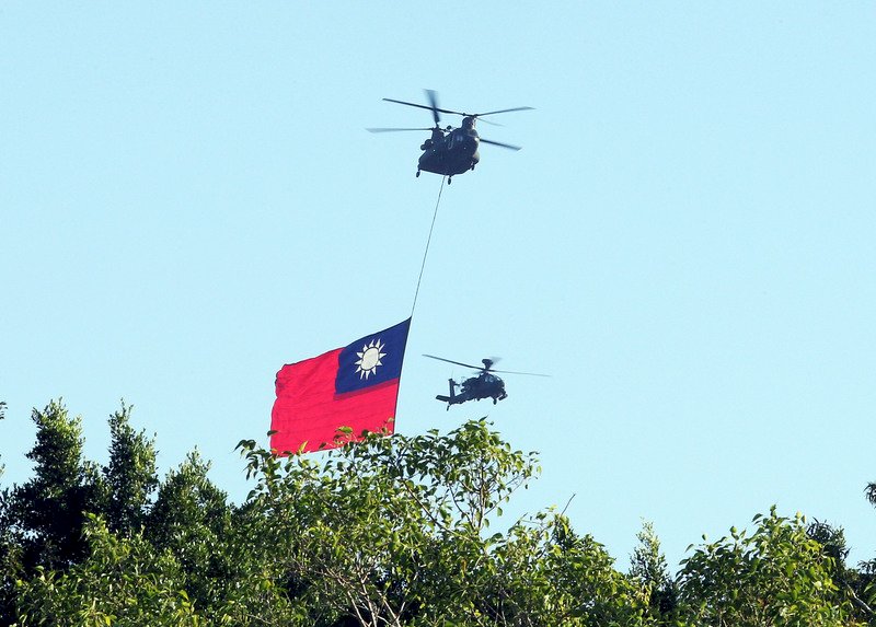 (Double Ten 2021) Pesawat Militer Bawa Bendera Raksasa Mengitari Langit Taipei