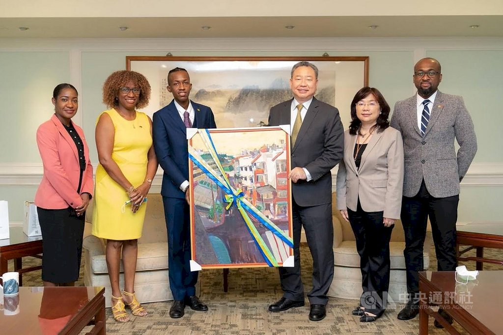 HUT Hubungan Diplomatik ke-40  Saint Vincent and the Grenadines Persembahkan Lukisan Karya Pelajarnya
