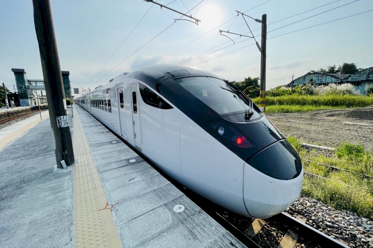 Kereta Api Jenis EMU 3000 Masuk dalam Kalender Tahun 2022