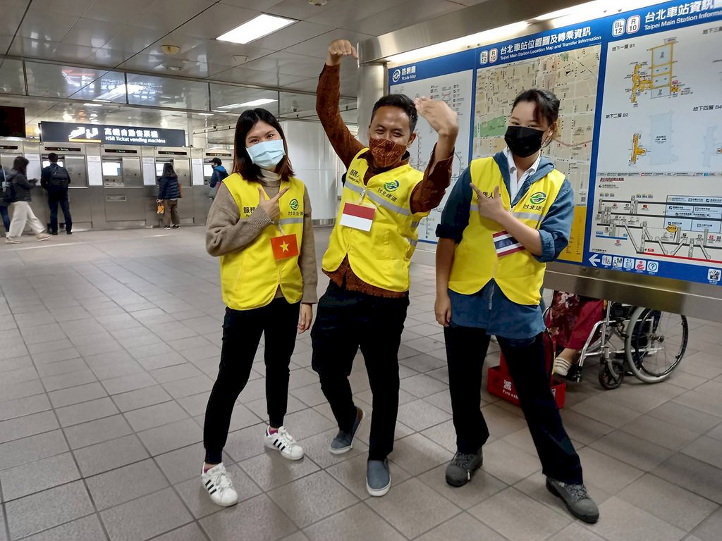 Relawan Indonesia, Vietnam dan Thailand Siap Melayani Perayaan Malam Tahun Baru di MRT Taipei