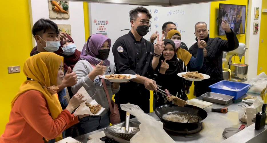 Antusias Pekerja Migran Indonesia di Taiwan Dalam Belajar.