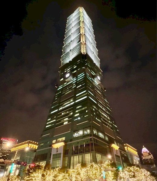Pertunjukan Cahaya Tujuh Hari di Taipei 101 untuk Merayakan Tahun Baru Imlek